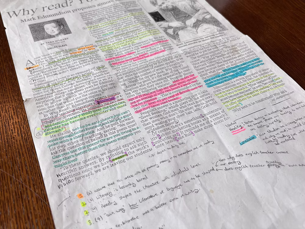 バイリンガルアノテーションの実例：英字新聞記事に色分けされた注釈・マーカーが入った様子